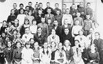Class portrait of students and teachers at the elementary school in Wisznice.