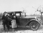 Wilhelm and Annemarie Kusserow with the family car in Bad Lippspringe.