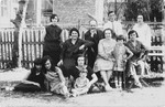 Group portrait of members of the extended Münzer family in Rymanow, Poland.