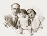 Portrait of Helen, age one, and her parents Tova and Izik (Yitzchak) Verblunsky.