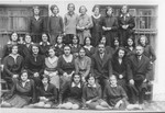 Lotte Gottfried (front row, right) with her classmates at the Hoffmann gymnasium in Czernowitz.