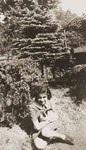 Snapshot of thirteen-year-old Ditta Bretholz, which she sent to her brother Leo in France on the occasion of his twenty-first birthday.