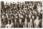 Group portrait of pupils and teachers at the Freysinger School for Jewish refugees in Shanghai.