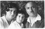 Group portrait of a Viennese Jewish family. 

Pictured are Jolan, Heinrich and Emil Wellisch.