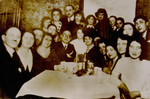 Family of Irving Czestochowski, cousin of Mery Nowogrodski, seated around a table.