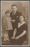 Portrait of Cyrla and Szmul Berenzon with their eldest daughter Mathilde.